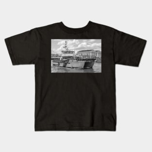 Crew transfer vessel motoring down the River Yare in Great Yarmouth, Norfolk Kids T-Shirt